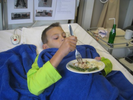 mmm zelf al liggend proberen te eten